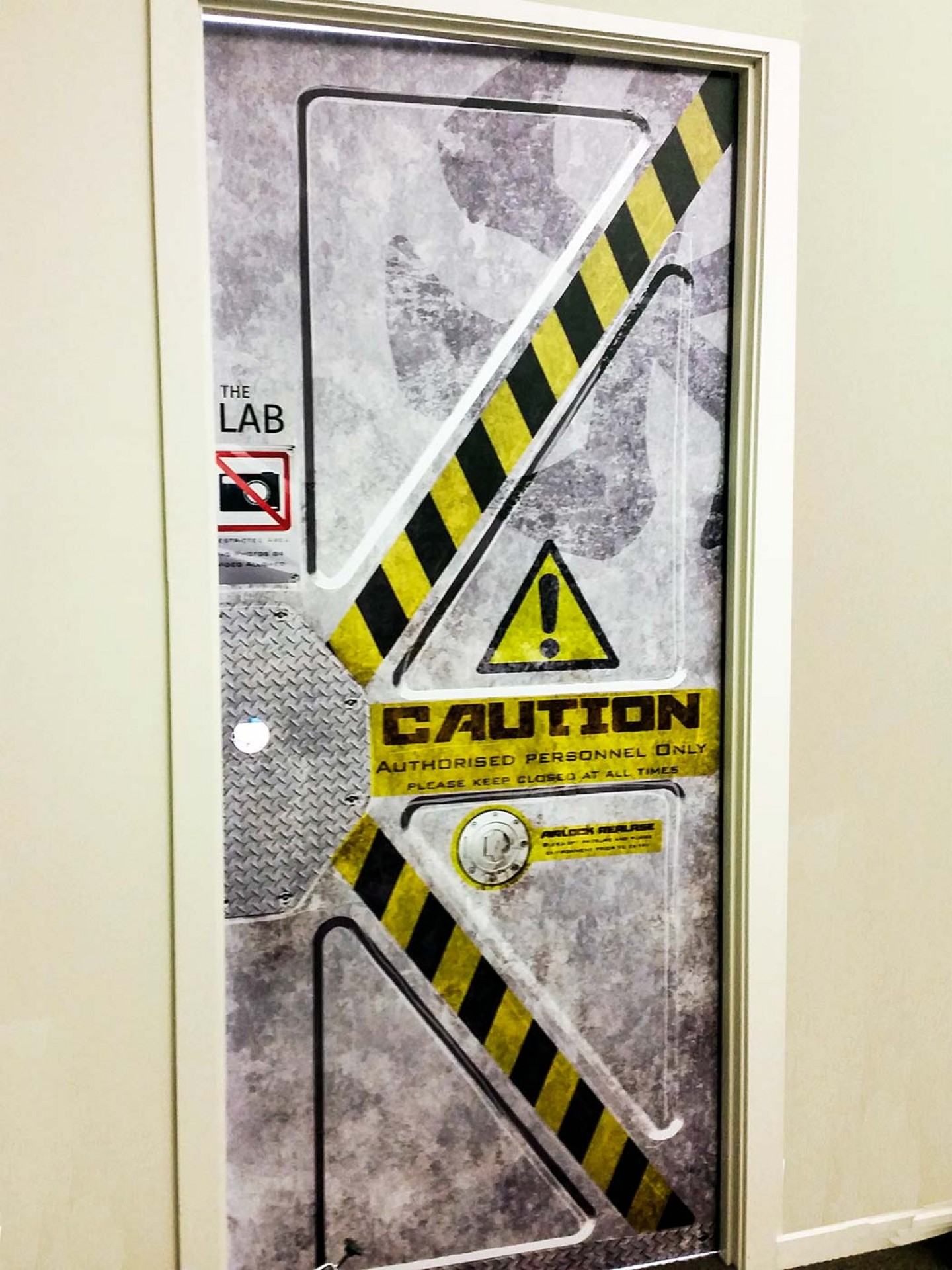 airborne-signs-the-lab-wall-graphics-murals-wraps
